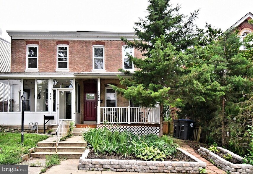 Foto principal - 242 E 8th Ave