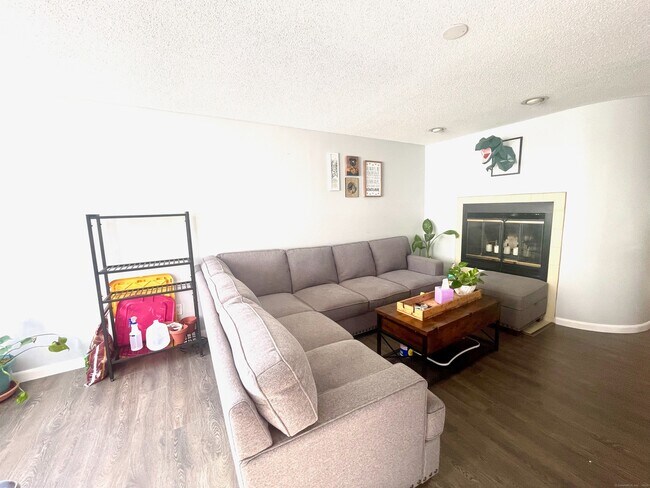 Foto del edificio - 310 Brittany Farms Rd