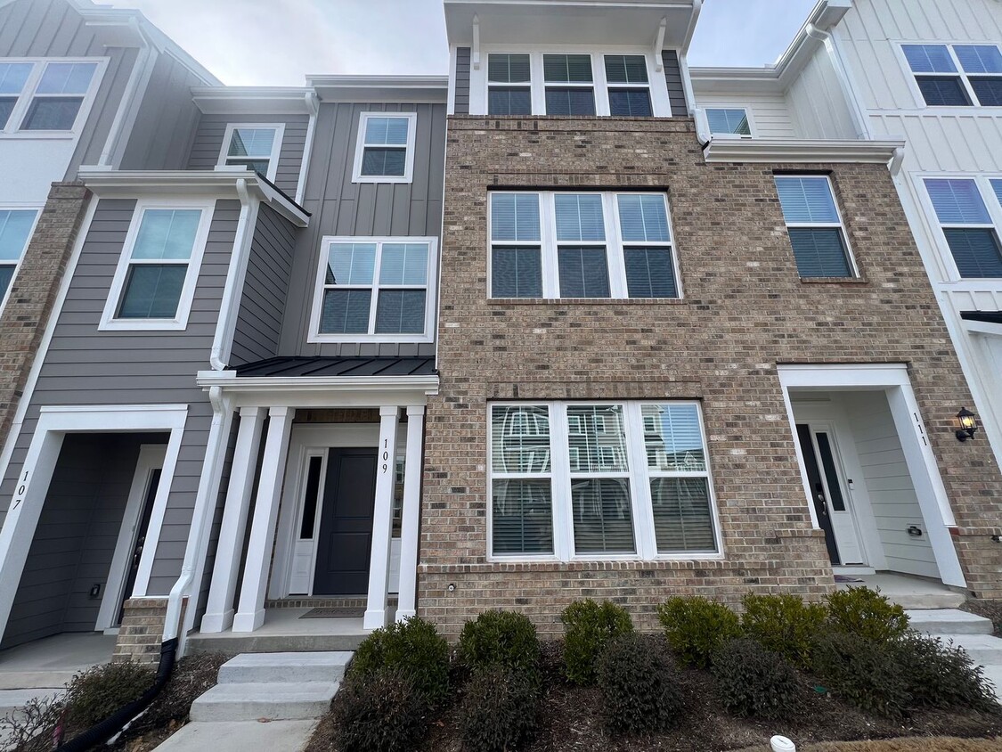 Foto principal - Stunning 4BD, 3.5BA Knightdale Townhome wi...