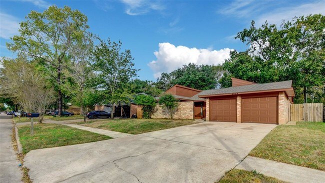 Building Photo - 4934 Pine Cliff Dr