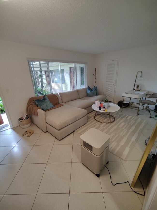 Foto del edificio - 301 E Royal Palm Rd