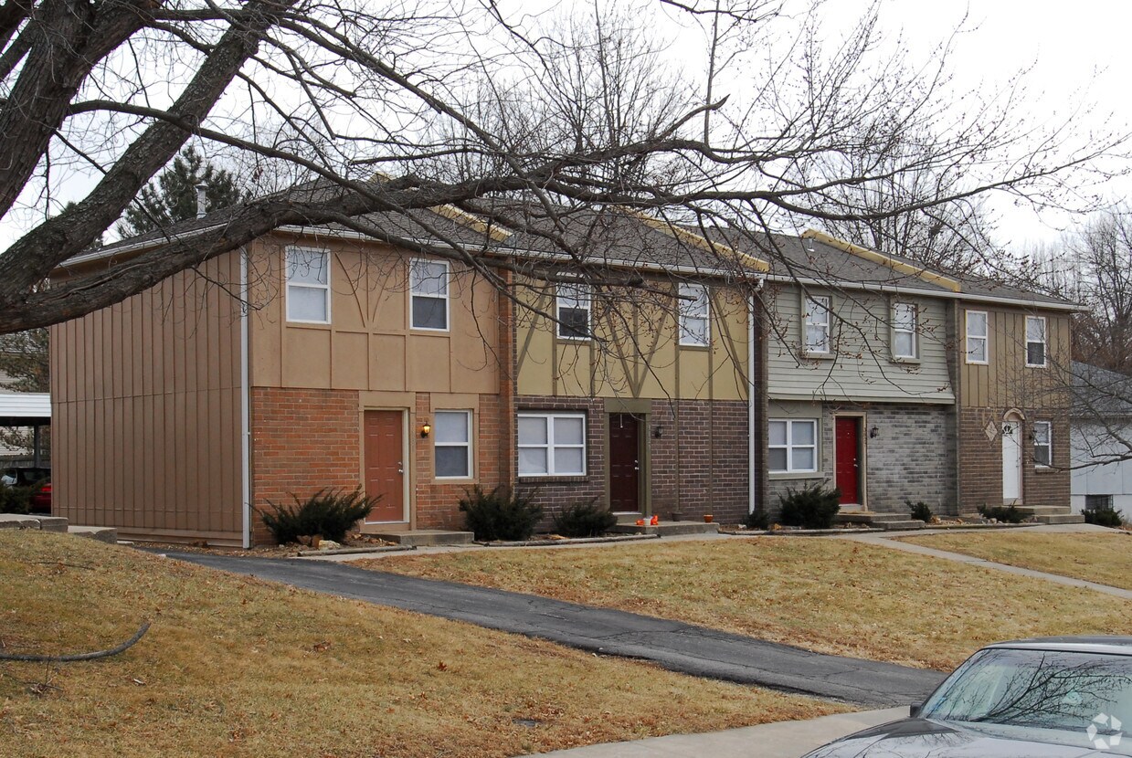 3825-3839 NE Colonial Dr, Lees Summit, MO 64064 Apartments - Lees