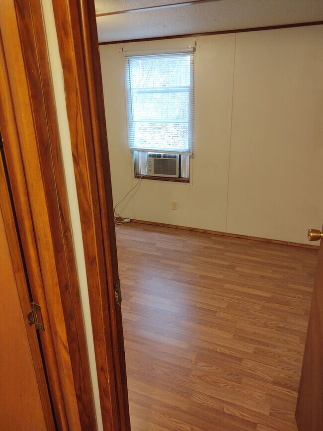 Foto del edificio - 2 Bedroom 1 bath Trailer in Whittier  $950 a month