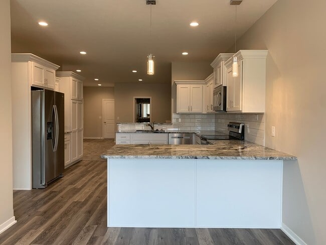 Foto del edificio - Zero entry ranch townhome with 2 stall garage. Spacious 2 bedrooms with walk in closets, 2.5 bath...