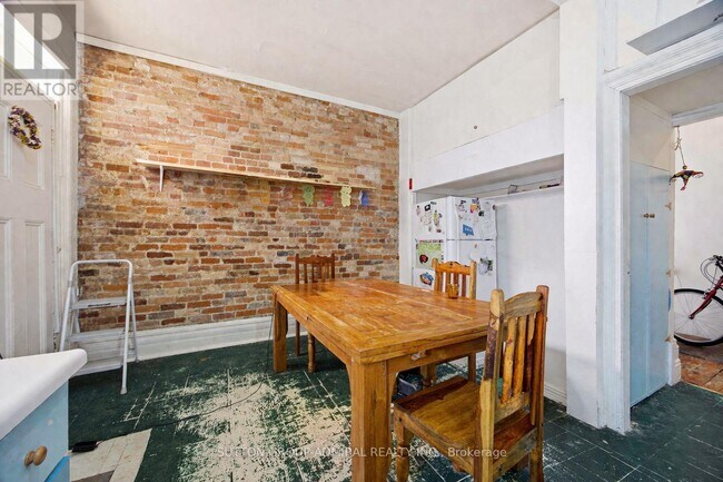 Photo du bâtiment - 391 Queen St W