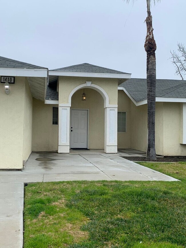 Building Photo - 3 Bedroom, 2 Bath home in North Hanford