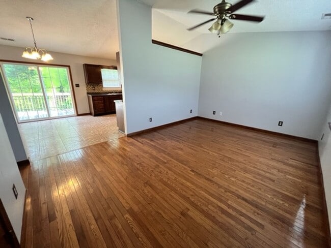Building Photo - Three Bedroom in WILLOW RUN!