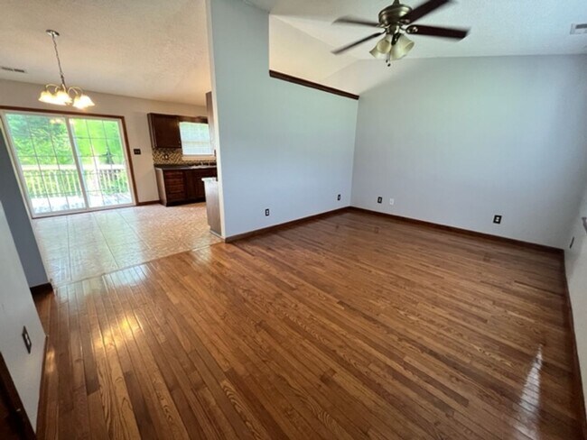 Foto del edificio - Three Bedroom in WILLOW RUN!