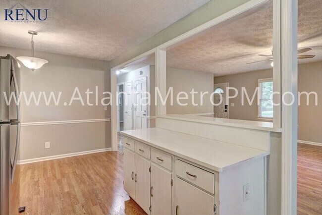 Building Photo - Now Available! 4 bedrooms 2 baths