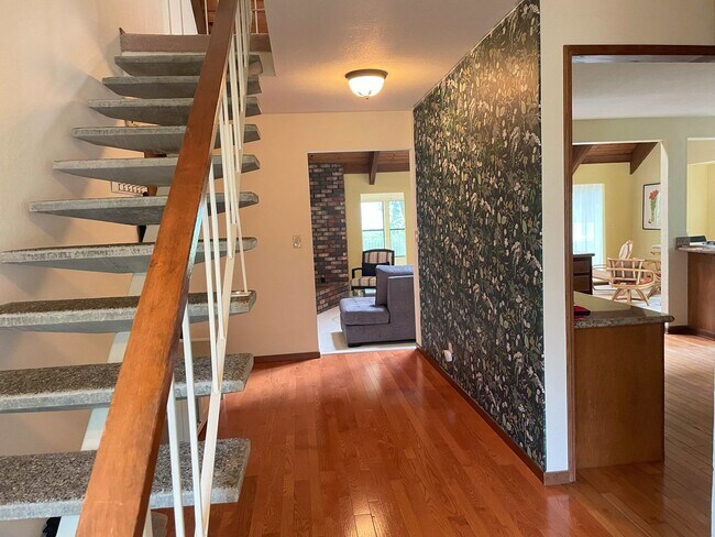 Foto del edificio - Lake view 3 bedroom, 3 bath plus office in...