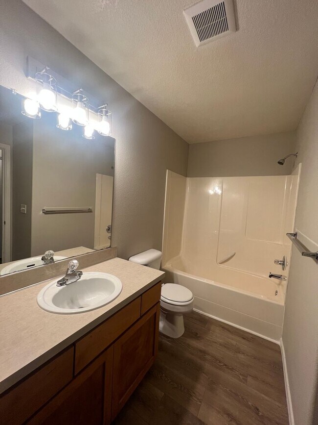 Building Photo - BIGGER and BETTER ONE BEDROOM in Hazelwood - Available June 1st - REMAINDER of JUNE RENT FREE - C...