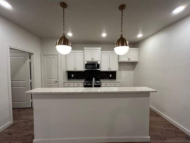 Foto del edificio - Luxury Townhome in Abbey Glen Community!