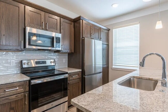 Foto del edificio - Shelby Township - 2 Bedroom, 2 Bath, First Floor condo style w/Attached Garage