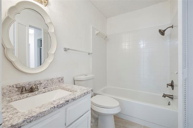 Foto del edificio - 6646 E Lovers Ln