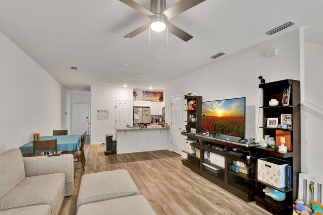 Building Photo - Like new 2 bedroom/ 2.5 bathroom townhome ...