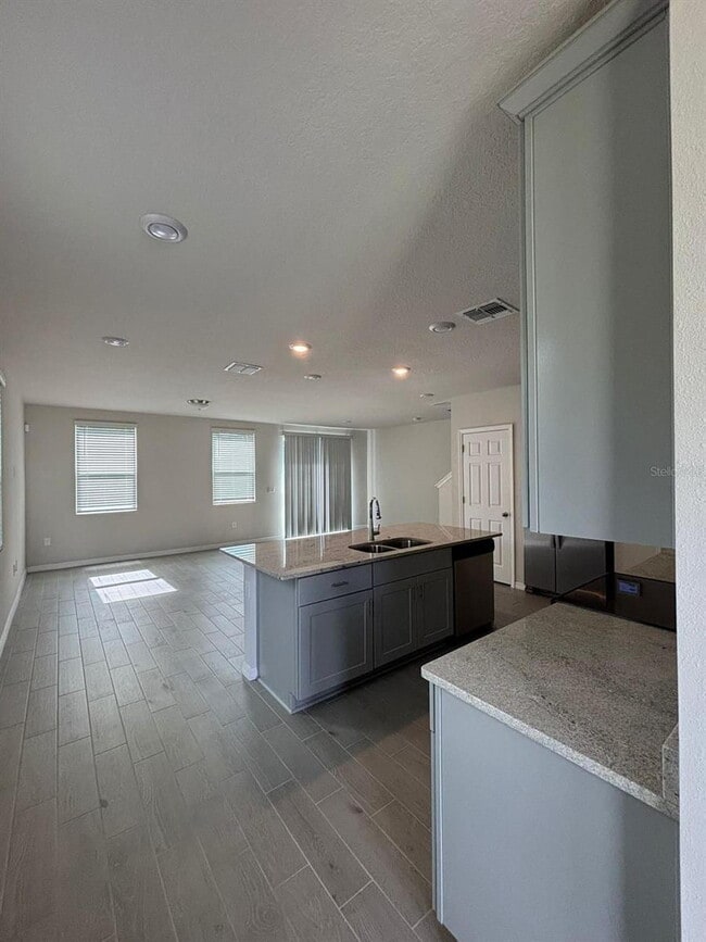 Foto del edificio - This beautiful townhouse features an abundance of space and natural light.