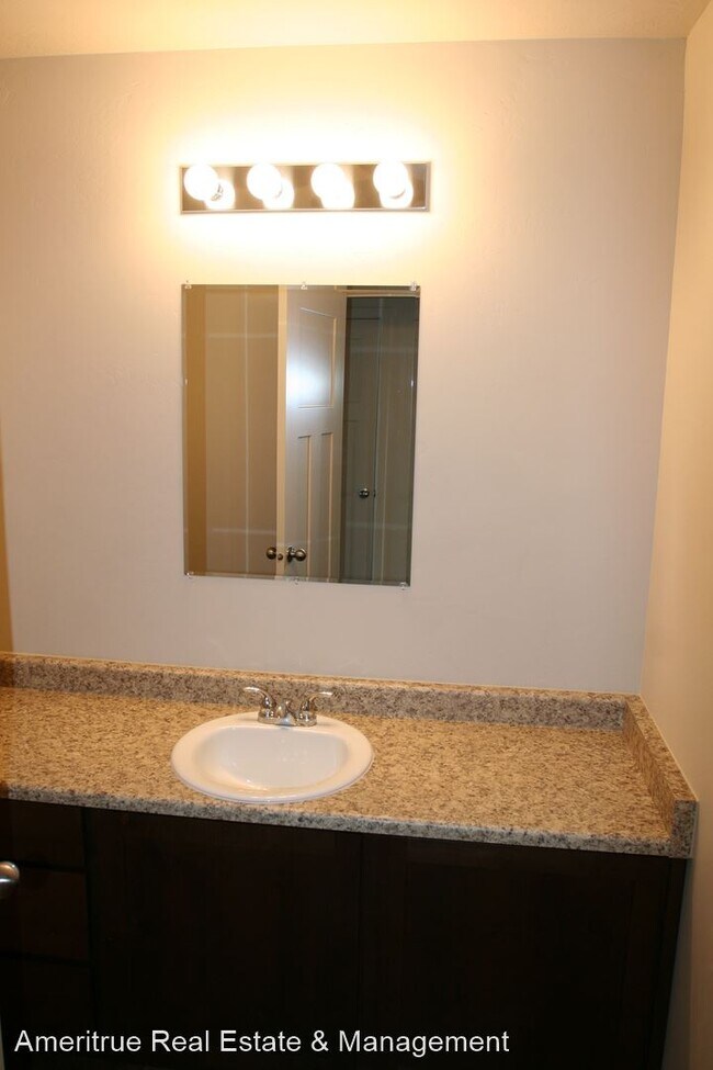 Foto del edificio - 3 br, 2.5 bath House - 221 N 680 E