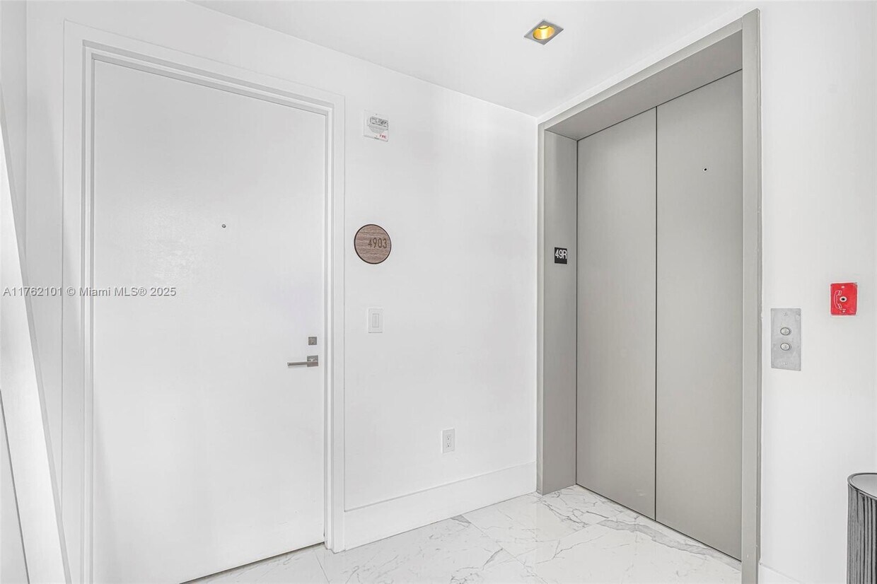 Foto principal - 650 NE 32nd St