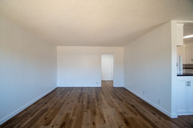 Foto del edificio - 6512 Woodman Ave