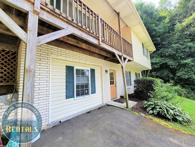 Gorgeous 3bd/2.5ba House With Included Downstairs Apartment - Gorgeous 3bd/2.5ba House With Included Downstairs Apartment