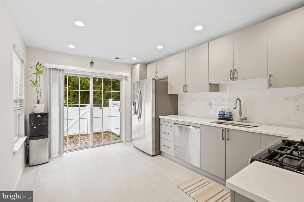 Primary Photo - 204 Camelot Ct