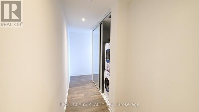 Photo du bâtiment - 950-3950 Portage Pkwy