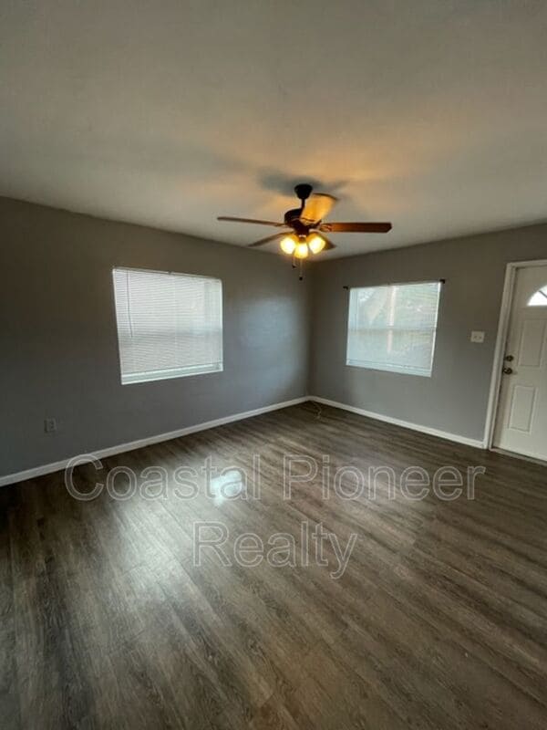 Building Photo - 1237 Fargo St S