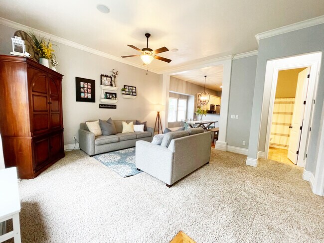 Family Room - 11094 S Topview Rd