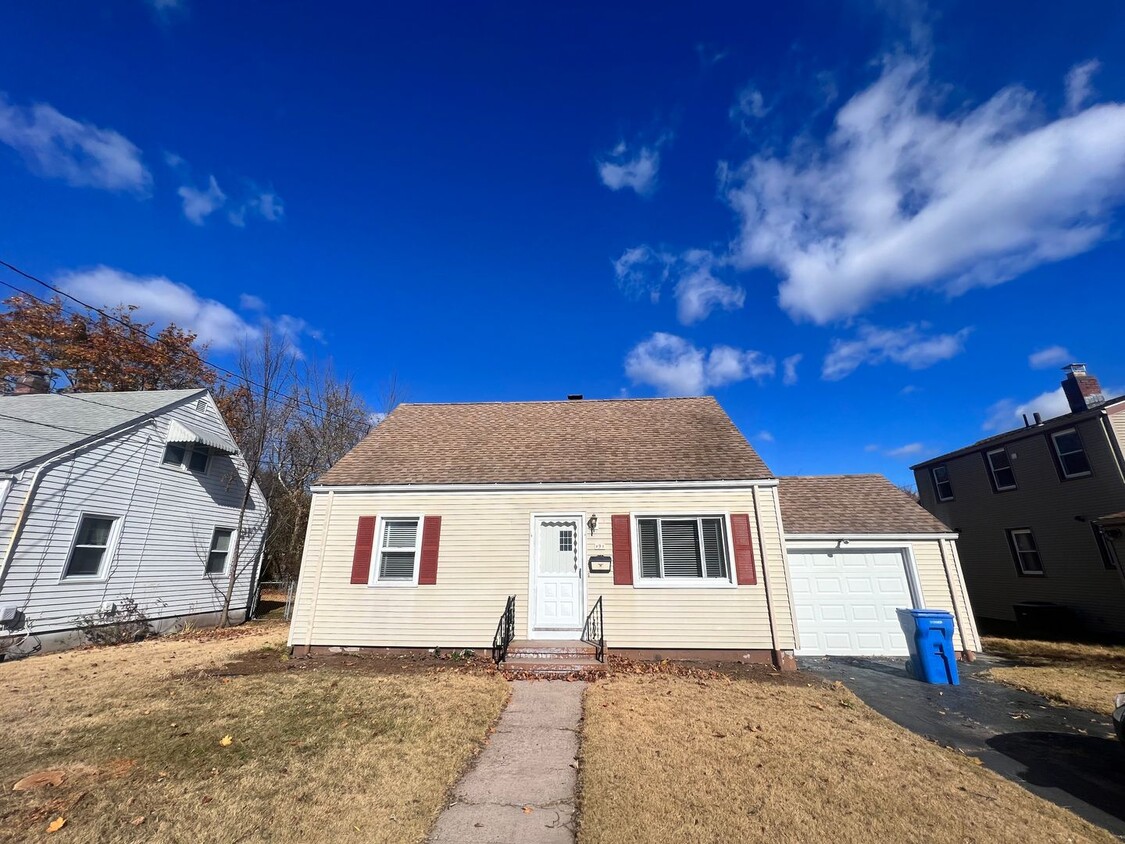 Primary Photo - 3 Bedroom 1.5 Bath Single-family Home - Ha...