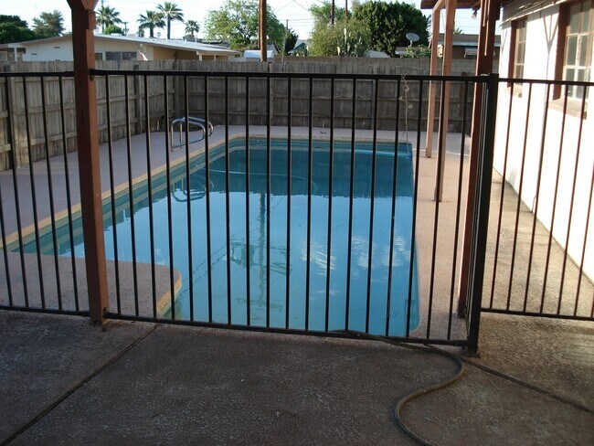 Building Photo - FOR RENT 5BR/2BA HOUSE - SWIMMING POOL, TI...