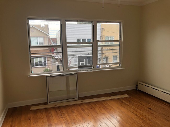 Building Photo - Gorgeous 3 bedroom in Maspeth