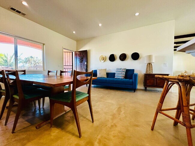 Foto del edificio - Gorgeous, renovated home on 2 acres in quiet neighborhood.