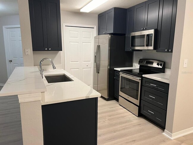 Building Photo - 5455 Vineland Rd