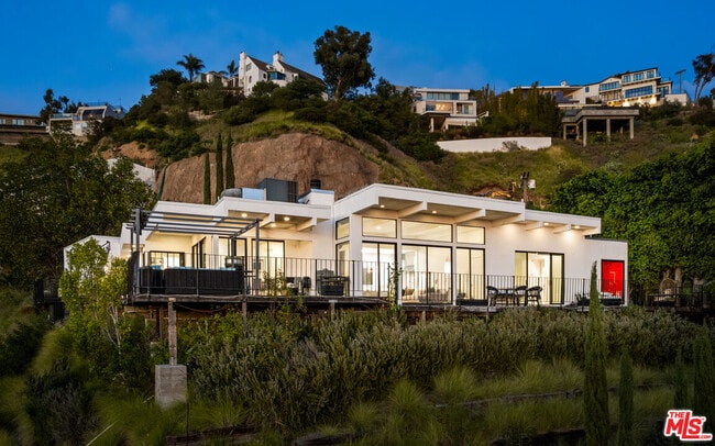 Foto del edificio - 2001 Sunset Plaza Dr