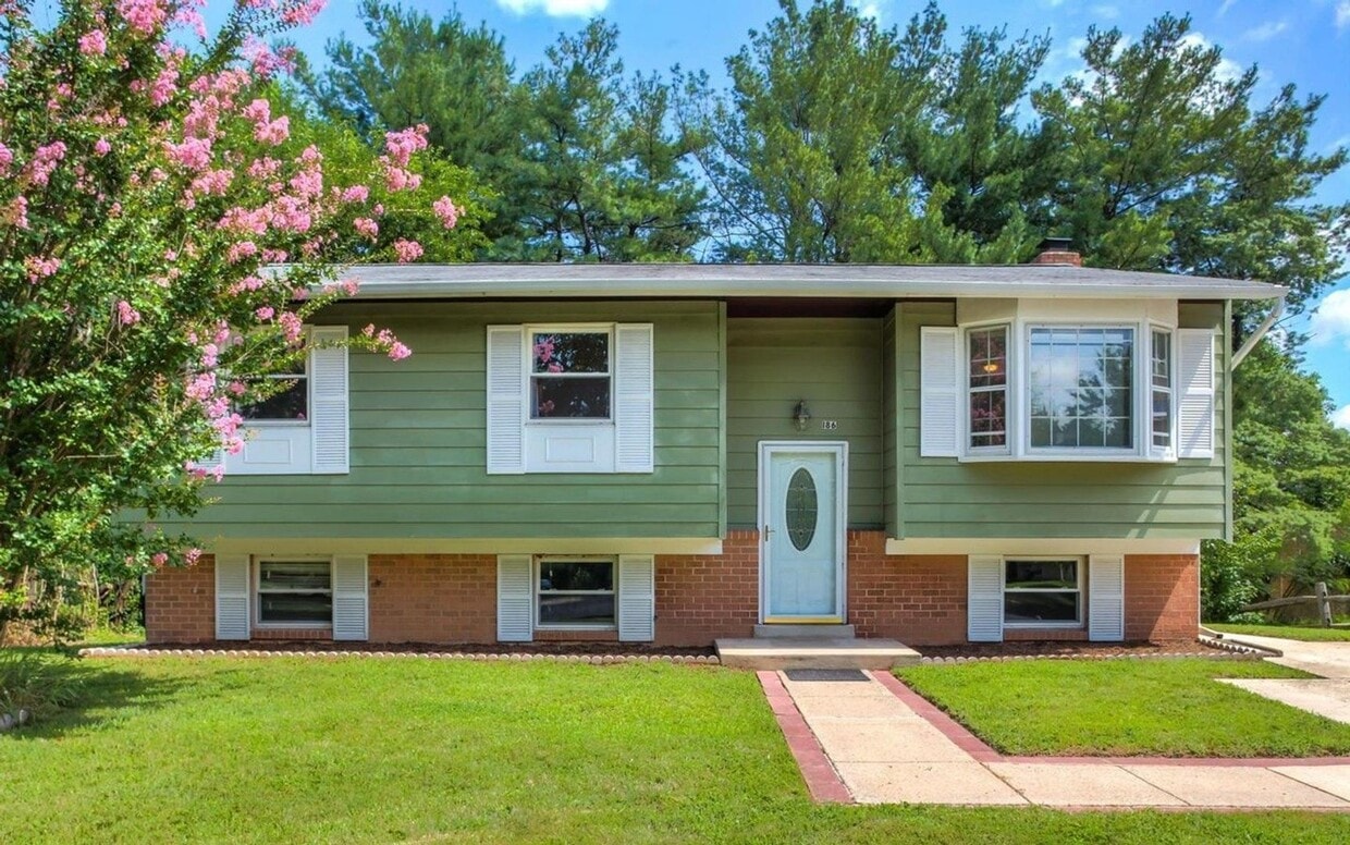 Primary Photo - Splendid Split Foyer Home on Cul-de-Sac in...
