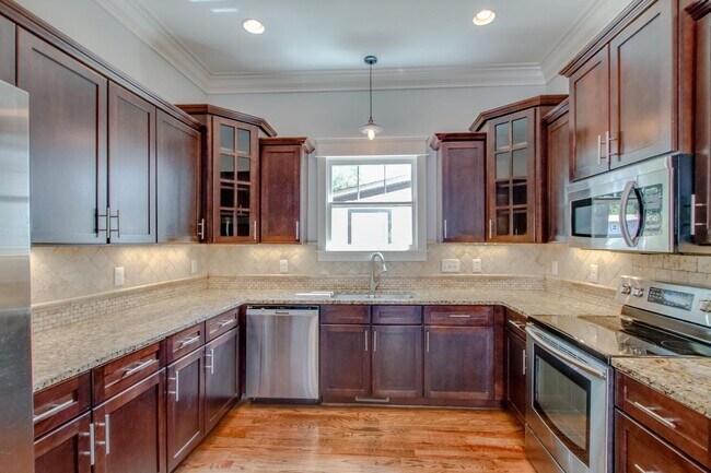 Foto del edificio - Stunning 4 Bedroom / Amazing Location / Fenced in Backyard / Beautiful Covered Front Porch