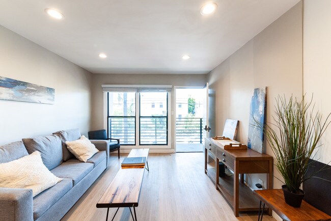 Foto del edificio - 3158 James M Wood Blvd