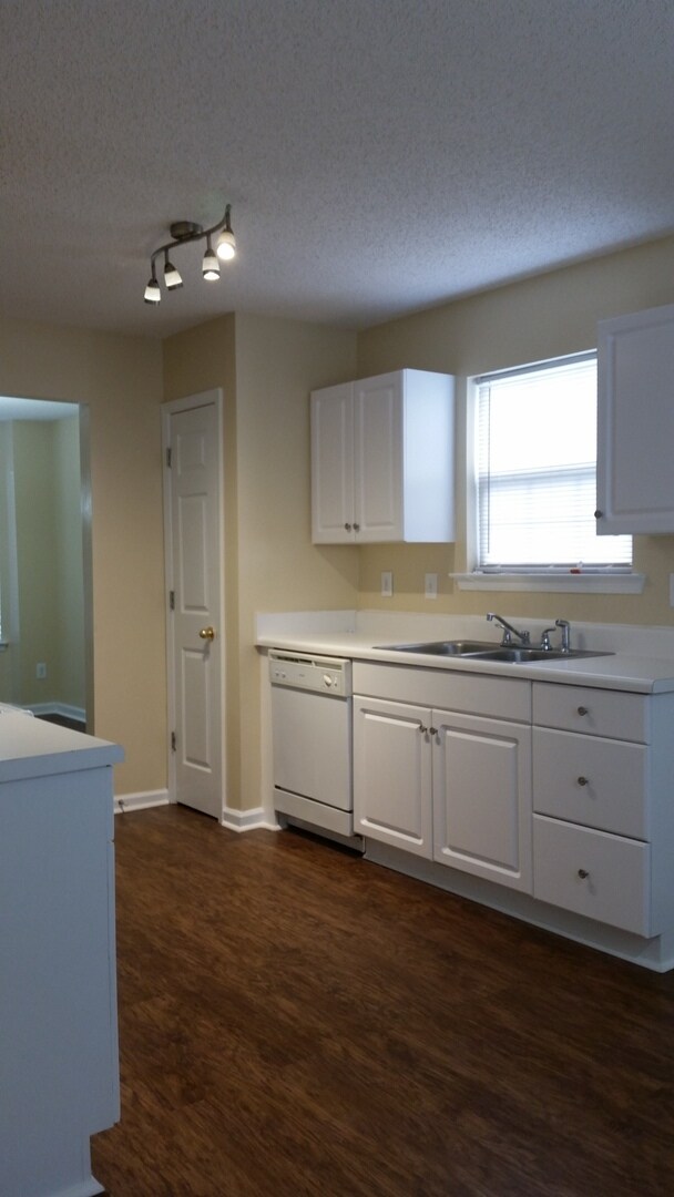 Foto del edificio - MOVE IN TODAY!  Large 4 bed 2 bath with bo...