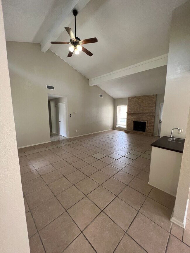Building Photo - Nice 3-2-2 home at 5322 Inverness