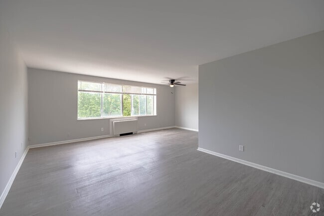 2BR, 2BA - 985SF - Cedar Tower
