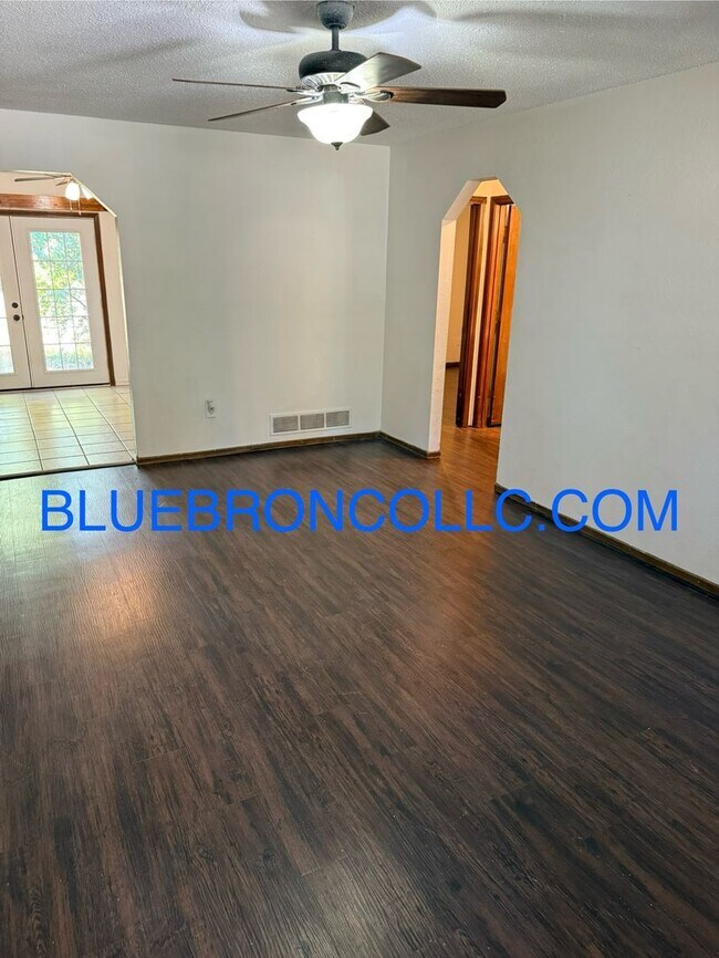 Foto del edificio - 717 NE Banner Dr