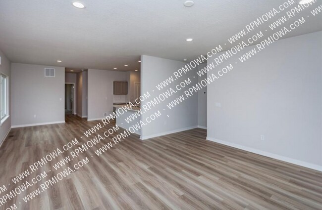 Building Photo - CHARMING TOWNHOME! 3 Bedrooms and 3 Bathro...