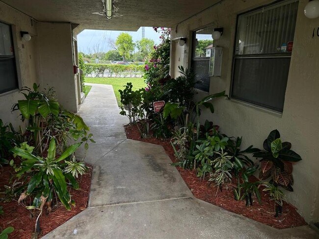 Foto del edificio - 485 NW 210th St