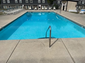 Building Photo - 1010 Country Club Rd