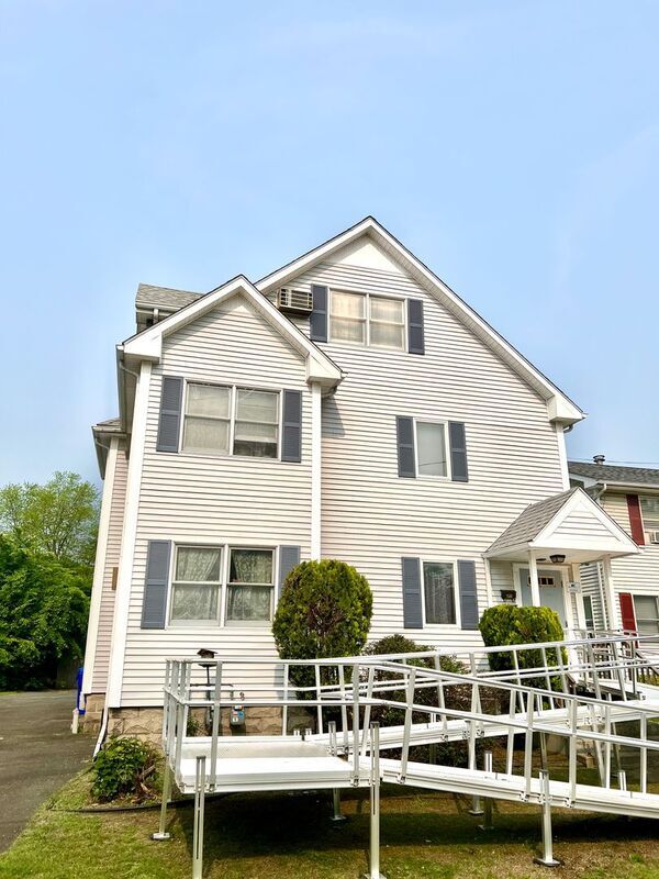 Primary Photo - 892 St James Ave