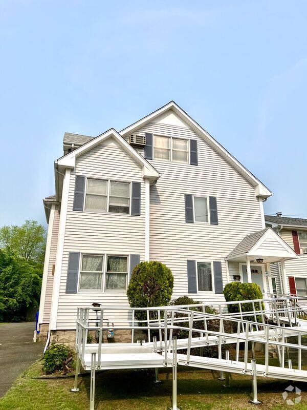 Building Photo - 892 St James Ave