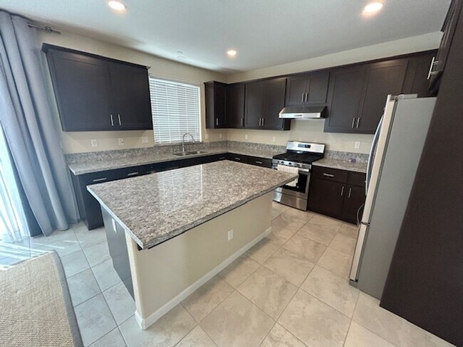 Foto del edificio - 4 bedroom 3 bathroom in Hanford!