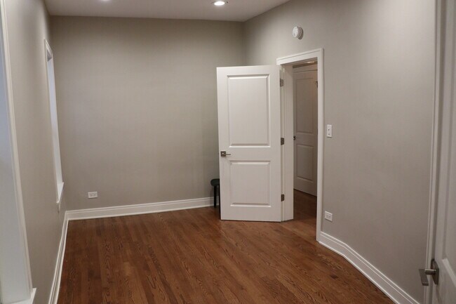 bedroom - 1307 W Fillmore St