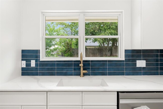 Foto del edificio - 1403 Creekview Dr