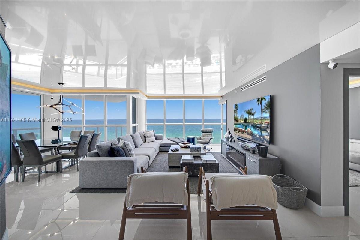 Primary Photo - 16425 Collins Ave